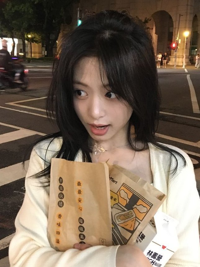 🥺🥺🤧 ANJO! Ahyeon do BABYMONSTER foi jantar em um restaurante com seu pai e a atendente disse que era fã dela. Ahyeon pediu pra segurar a mão dela e a atendente disse que não porque estava suja, e a Ahyeon respondeu: 

"Mãos que estão sujas por trabalho duro não estão sujas de