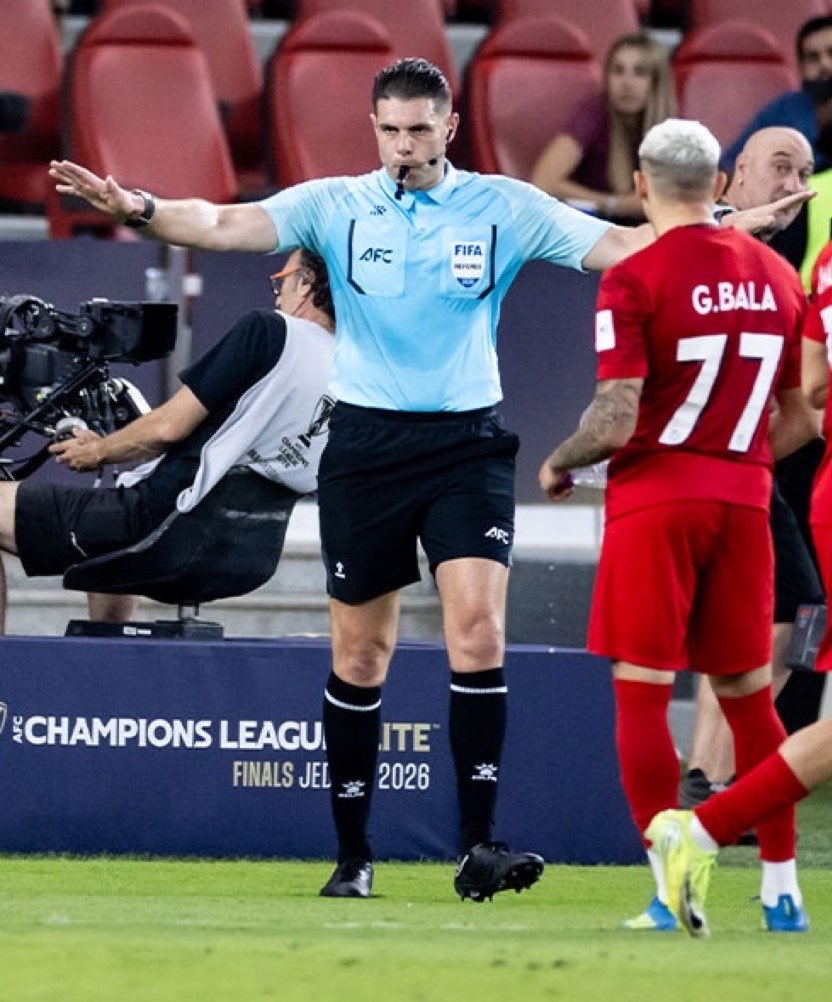 مصدر / 
دخول الحكم الاسترالي شون إيفانز في نوبة بكاء  بعد عودته للفندق بعد احداث مباراة #شباب_الأهلي_ماتشيدا 
لم يتمالك نفسه  بسبب الخطاء الكبير والفاضح لقانون اللعبه الذي ارتكبه  رغم أن زملائه يحاولون إقناعه. ان سببه الحكم الأردني ادهم مخادمه الذي يتحمل الخطا بسبب عدم المطالبه