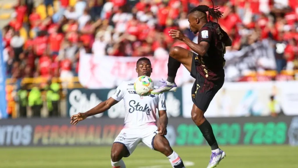 CasaEscarlata's tweet image. Desde 2024 por Liga se juega el @FortalezaFC_Of v @AmericadeCali con este breve registro:

-4 Juegos
-1 Victoria Atezada
-1 Victoria Roja
-2 Empates 

Único triunfo americano frente a los amix Fecha 11 FPC-2025-1 30.03.25 #AME 1 #FOR 0

#CasaEscarlata #ASBNoticias

📷Colprensa