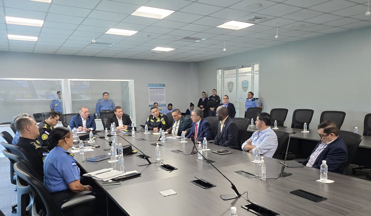 #NotiactivaHN | El ministro de Seguridad, Gerson Velásquez junto a autoridades de la <a href="/PoliciaHonduras/">Policía Nacional de Honduras</a> y diputados que integran la comisión para la Prevención de la Violencia en los estadios sostuvieron hoy una reunión para reforzar las acciones de prevención entre barras.