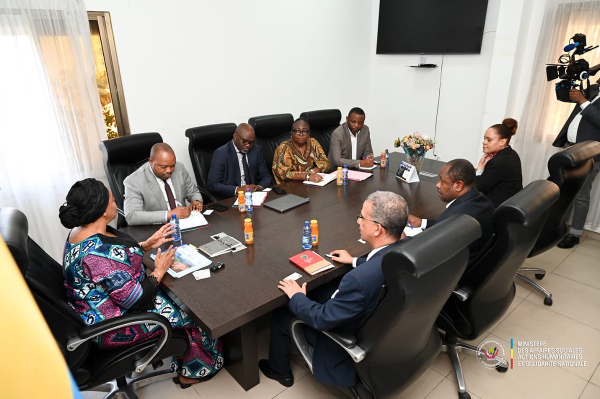 minasgouvCD's tweet photo. Coopération #RDC-#BAD:Cap sur la pérennisation du projet PABEA-COBALT

La Ministre d’État,Ministre des Affaires Sociales, Actions Humanitaires et Solidarité Nationale, @Evebazaiba , a reçu ce mercredi 22 Avril 2026, une délégation du Groupe de la Banque Africaine de Développement (#BAD)conduite par Mohamed Chérif, Directeur général adjoint pour l’Afrique centrale et responsable pays pour la #RDC 🇨🇩 et cela en présence de Madame Alice MIRIMO KABETSI, ADG du Fonds National de Promotion et de Service Social(FNPSS).

Au cœur des échanges : la mise en œuvre et la pérennisation du projet PABEA-COBALT (Projet d’Appui au Bien-être Alternatif des enfants et jeunes impliqués dans la chaîne d’approvisionnement du Cobalt). Financé par la #BAD et mise en oeuvre à travers le Fonds National de Promotion et de Service Sociale(FNPSS), ce programme vise à retirer les enfants des sites miniers artisanaux des provinces du Lualaba et du Haut-Katanga et à leur offrir une scolarisation tout en développant des activités génératrices des revenus pour les ménages, notamment à travers des coopératives agricoles (végétales et animales).

« Nous avons eu une réunion productive, centrée sur les questions opérationnelles et surtout sur l’après-projet », a indiqué Mohamed Chérif insistant sur la nécessité de rendre les investissements durables au-delà de l’échéance de décembre 2026. Pour la #BAD, l’enjeu n’est pas la durée du projet,mais sa capacité à générer des effets durables : maintien des enfants à l’école, autonomisation économique des familles et prospérité locale.

Initiative portée par le Président de la République, Félix Antoine Tshisekedi Tshilombo, le PABEA-COBALT s’inscrit dans la stratégie nationale de lutte contre le travail des enfants dans les mines avec pour objectif « zéro enfant dans les sites miniers » et la promotion d’une chaîne d’approvisionnement responsable du cobalt.

Satisfaite des échanges, la Ministre d’État @Evebazaiba a salué un partenariat « constructif et aligné sur les priorités sociales du Gouvernement », réaffirmant son engagement à accompagner l’opérationnalisation du projet.

À huit mois de son échéance, le PABEA-COBALT se positionne déjà comme un modèle à répliquer, à condition de réussir le pari essentiel de toute action sociale : transformer l’essai en solutions durables pour les communautés.