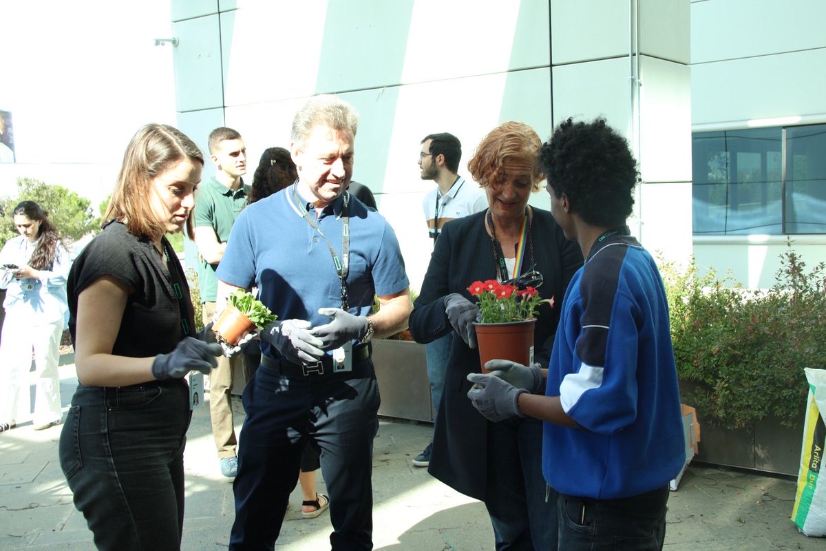 HPECDS_ES's tweet photo. 🌏 Celebramos el Día Internacional de la Tierra replantando nuestros jardines.

Tras los daños causados por las tormentas de este invierno, nos hemos reunido en la oficinas de Madrid para recuperar este espacio, trabajando en equipo y conectando con la naturaleza. 🌱🌷

#HPE #CDS https://t.co/WNtzfh0UhQ