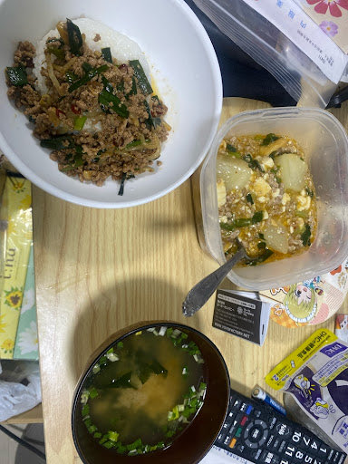 easymath_band's tweet photo. ギターヴォーカルの今日の晩飯らしいです
これ食って曲作ってるらしいです
出るもんも出てるらしいです
奥にあるサプリはヘム鉄です
低血圧予防です https://t.co/Wcf1br8EpU