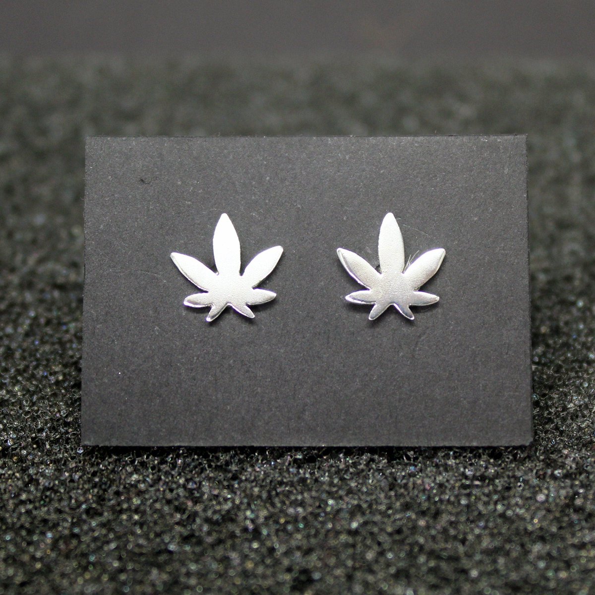 Plataica's tweet image. 🌬️ No, en serio, no sé quién ha puesto ésto aquí... 💨 🤷‍♂️

Hoja de #Marihuana pendientes en #plata925

👉 bit.ly/3H9BNTC

#hechoamano #envíogratis #cannabis #CannabisCommunity  #CBD #WeedLovers #420lover #420community #CannabisLegal