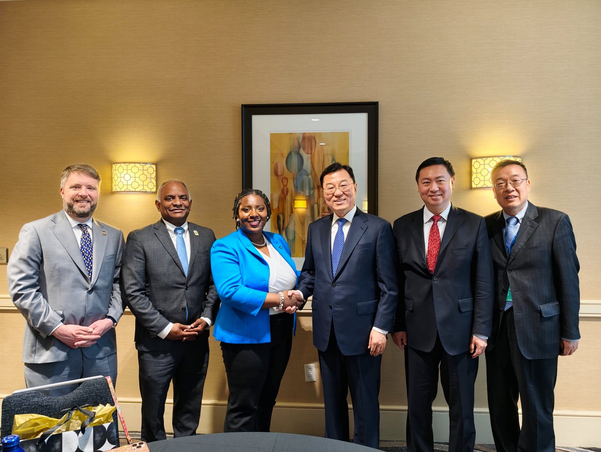 AmbXieFeng's tweet photo. It’s a great pleasure to meet with Pennsylvania House Speaker Joanna McClinton @RepMcClinton in Philadelphia. We exchanged views on China-U.S. relations, economic and trade cooperation, subnational exchanges, and people-to-people interactions. 

China is implementing its 15th Five-Year Plan, while Pennsylvania  is advancing its “Innovation 2.0” initiative. We look forward to aligning our efforts, pursuing win-win cooperation, and strengthening people-to-people exchanges.