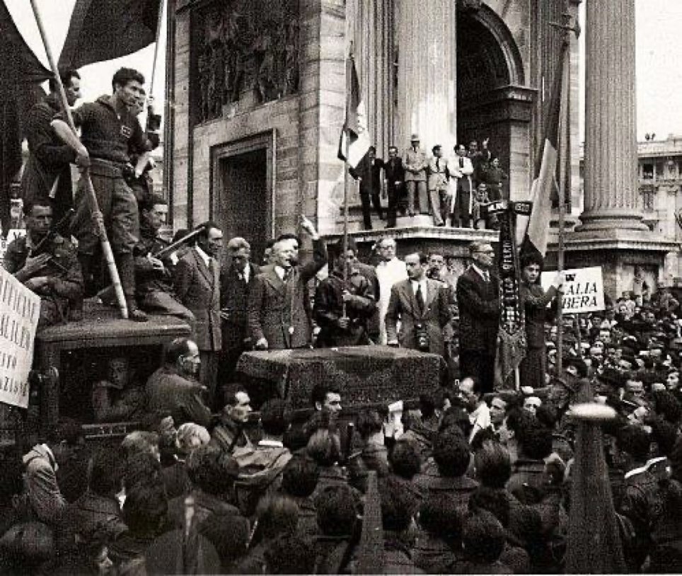 ANPIRomaPosti's tweet image. “Lavoratori milanesi, le catene che il fascismo vi aveva imposte, sono spezzate. La libertà splende su di voi e la rossa bandiera torna a sventolare nel cielo d’#Italia, indicando alla classe operaia la meta del suo riscatto: il socialismo.”
#SandroPertini #Milano #27aprile 1945