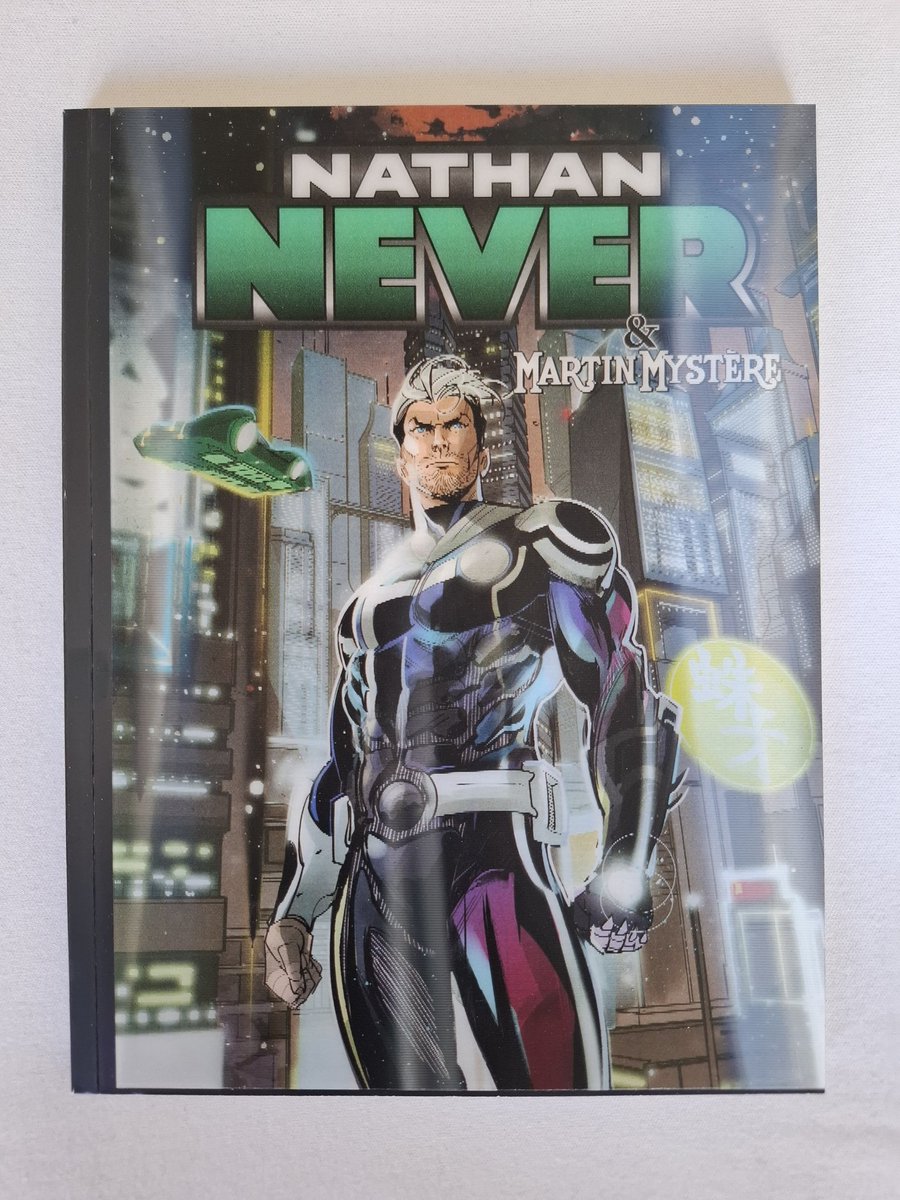 AmraSeldon's tweet image. Un fumetto ogni sera... 

Nathan Never #402  
"Dipartimento 51" 
Sergio Bonelli Editore, Novembre 2024 

Copertina di Davide Gianfelice 
Edizione Speciale Variant Lenticolare 
Tiratura Limitata 

Signat per Adriano Barone 

#ElsMeusComics 
#Fumetti