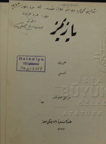 mufidyuksel's tweet photo. Türkiye'de Alfabe ve Dil devrimi tamamen ideolojikti. İslamsızlaşma/Kutsal Kitapla bağları koparma/Müslümanlıktan arındırma ideolojisiydi.

Bugünkü Türkçe, zengin bir imparatorluk dilinden, bir Lingua Franca'dan 1928 Öncesi olmayan fakir ve dar bir coğrafyaya hapsedilmiş bir dil haline geldi. Eskiden Kahire, Şam, Cezair, Tunus, Arap Yarımadası gibi coğrafyalarda bile Osmanlı Türkçesi ile kitabeler yazılırdı. 1964'e kadar Mısır'da, 1971'e kadar Şam'da Osmanlı Türkçesi ile de kitaplar basılmıştır.

https://t.co/w4j9LFGTch

Dillerde kullanılan harfler 

1- İmparatoruk havzasının kullandığı harfler 

2- Kutsal Kitapların/metinlerin harflerine dayanmaktaydı.

Batı Avrupa'da kullanılan Latin alfabesi Roma İmparatorluğu havzası ve Katolik Kilisesinin Bible dilinin Latince olması kaynaklıydı. İbadet dili de Latince'ydi. Bugün hala Beyoğlu İstiklâl caddesindeki St. Antuan ve Santa Maria Latin Katolik Kiliselerinde ibadet dili okunan Bible dili Latincedir

Doğu Avrupa ve Rusya'da Yunanca temelli Kiril alfabesinin kullanılması ise İstanbul Merkezli Ortodoks Kilisesinin Bible-İncil dilinin Yunanca olması kaynaklıydı. Hristiyan toplumlarda diller ve harfleri Kiliselere, Kiliselerin Kitâb-ı Mukaddes/Bible diline göre farklılık arz ederdi.

İslâm Dünyasında, Müslüman toplumlarda ise Kutsal Kitap olan Kur'an-ı Kerim'in Dilinin/Lisanının Arapça olmasından dolayı Arap harfleri kullanılmıştır. Bu Malezya, Endonezya'dan, İran'a, Mezopotamya'ya Kazan Tataristan'a, Kuzey Afrika'ya, kadar Malay dilinden, Kürtçe'ye, Arnavutça, Çerkesçe ve Boşnakça'ya, Tatarca'ya kadar böyleydi.

Pre-Modern ve erken Modern dönemde gerek Batı , gerek Doğu Avrupa'da gerekse Müslüman Dünya'da okuma-yazmaya kutsal kitaplarla/Metinlerle başlanırdı. Kutsal Kitabın alfabesinin öğrenilmesi, Kutsal Metinlerin okunması ve sonra kendi dillerinde Kutsal Kitapların alfabeleri ile yazılmış metinlere geçilirdi. Tüm bu dillerde Okuma-yazmanın temelini Kutsal kitaplar-metinler teşkil ederdi. Kutsal kitaplar üzerinden okuma-yazma öğrenilirdi. Türkçe'de de böyleydi. Türkçe okuma-yazma öğrenmeye çalışan Gayr-i Müslimler/Hristiyanlar bile Kur'an Elifbası/Alfabesi, Tebareke, Amme Cüzleri ve Kur'an-ı yüzünden okuyarak Türkçe metinlere geçerlerdi.

Eskiden Arap harfli tüm dillerin öğrenimine Kur'an Elifbası, Tebareke&Amme cüzleri ve Kur'an okunarak başlanırdı. Bu Gayr-i Müslimler ve yabancılar için de geçerliydi. Bakınız Ermeni Tarihçi Eremya Çelebi Kömürcüyan Osmanlı Türkçesi öğrenmek için nasıl Elifba ve Amme Cüzü okumuş: