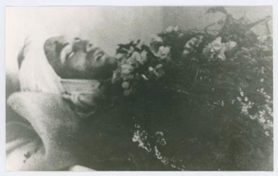 ANPIRomaPosti's tweet image. Il #27aprile 1944 #Tolmezzo offrì un esempio di antifascismo di massa in occasione del funerale di #RenatoDelDin, tenente degli alpini e #patriota:nonostante il divieto della autorità fasciste, una folla immensa seguì il feretro che attraversò le vie principali della cittadina.