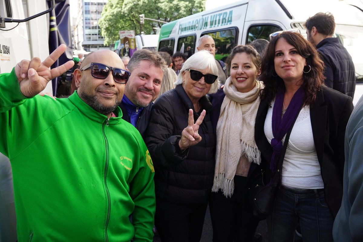 Acompañamos al colectivo disca en otra movilización. El Gobierno de Milei sigue sin aplicar la Ley de Emergencia en Discapacidad y ahora avanza con un proyecto para recortar prestaciones, titulado "Ley Contra el Fraude".

El fraude no son lxs discas.
¡El fraude es este Gobierno!