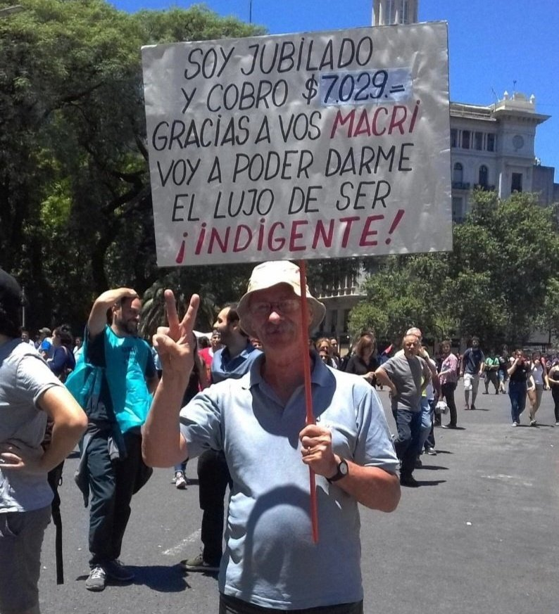 <a href="/JMilei/">Javier Milei</a> Dejando de lado a la vieja francotiradora, es tremendo que el viejo gagá ese del cartel atras de ella FIGURA SIEMPRE, CON EL MISMO CARTEL DESDE LA EPOCA DE MACRI