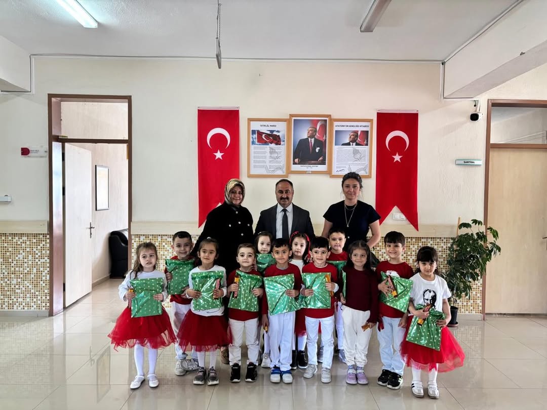 vural530's tweet photo. Zamanı çocuklarla çocukça yaşamak 
Bayram bu olsa gerek 
23 Nisan Ulusal Egemenlik ve Çocuk bayramınız kutlu olsun https://t.co/wfGmECJfGx