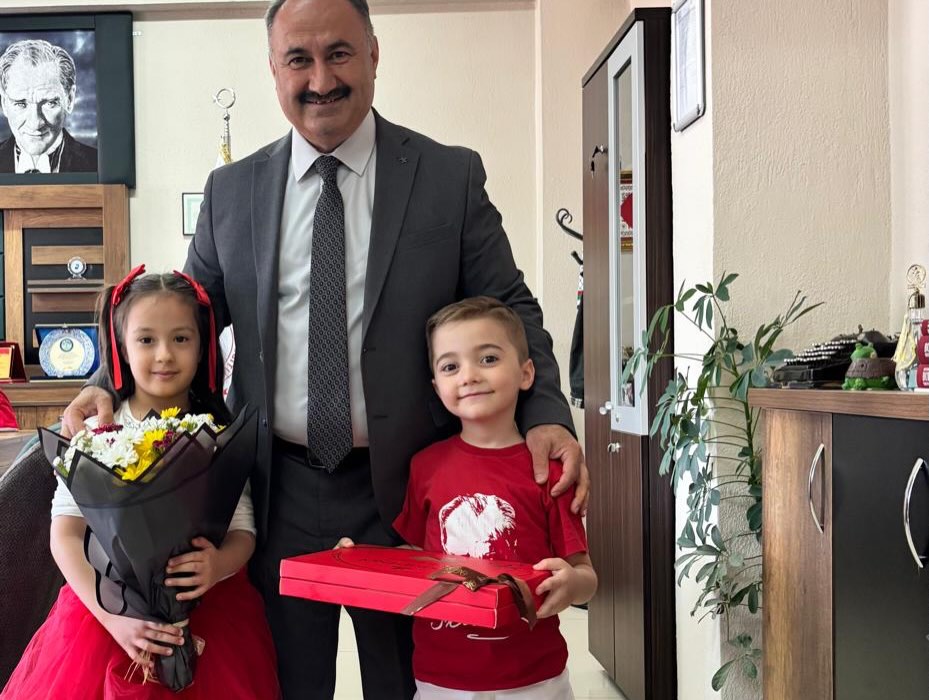 vural530's tweet photo. Zamanı çocuklarla çocukça yaşamak 
Bayram bu olsa gerek 
23 Nisan Ulusal Egemenlik ve Çocuk bayramınız kutlu olsun https://t.co/wfGmECJfGx