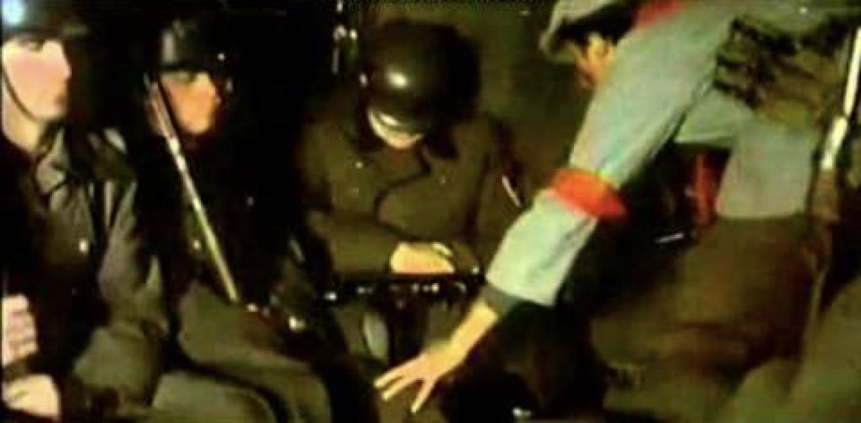 ANPIRomaPosti's tweet image. "#Mussolini indossava un cappotto tedesco per essere confuso con le truppe naziste.Fu riconosciuto da Bill, al secolo #UrbanoLazzari.Nella stessa colonna si trovavano anche #Porta, #Barracu e #Pavolini.Tutti avevano indòsso molto denaro, oro e sterline."
#Dongo #27aprile 1945.