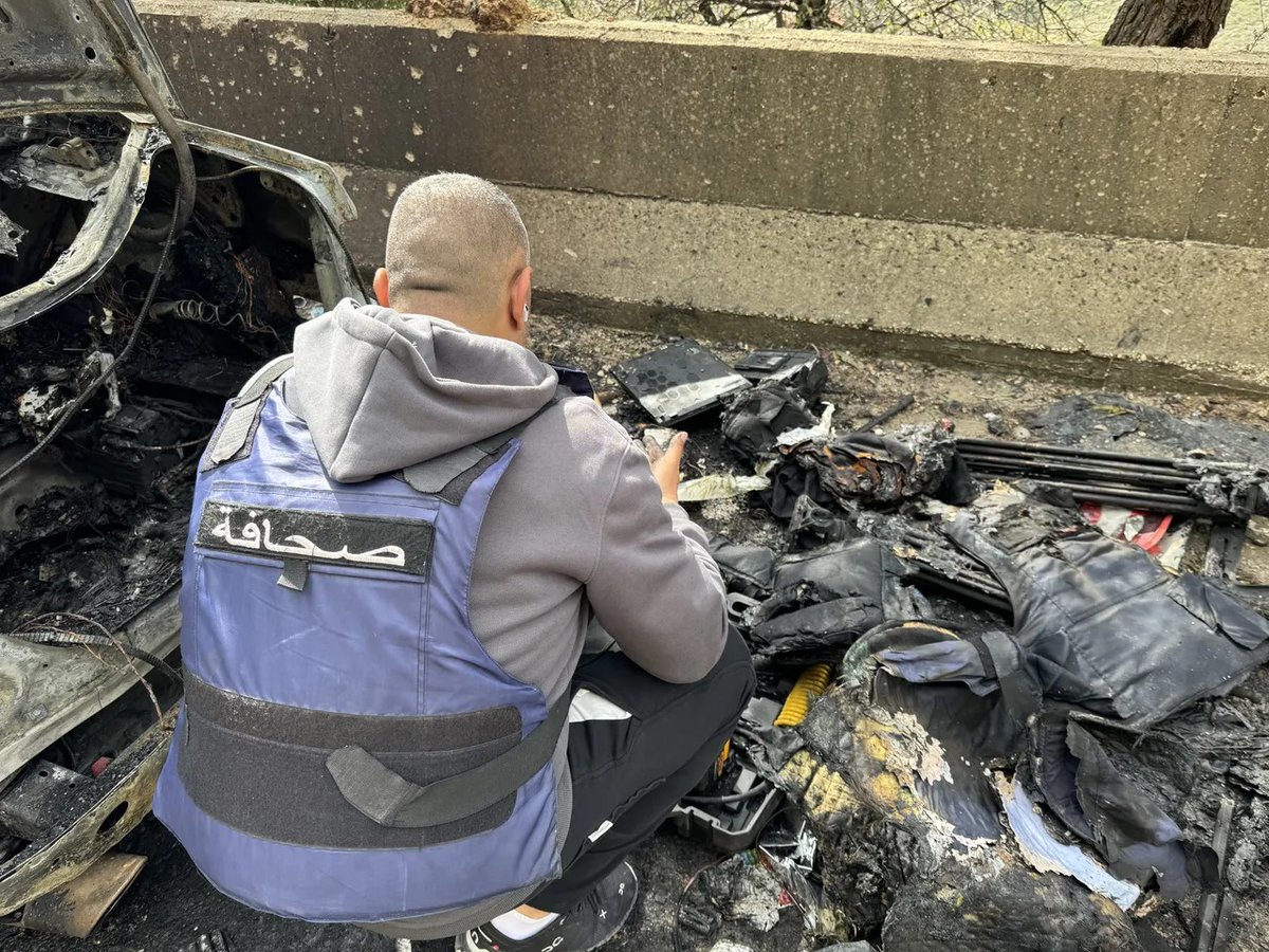 🇮🇱🇱🇧 Israeli double-tap attack in Lebanon

A drone dropped a grenade on people trying to evacuate a wounded journalist.

Before that, the Red Cross was blocked from reaching them.

Even the main road was struck to stop ambulances.

Targeting journalists is bad enough, but then
