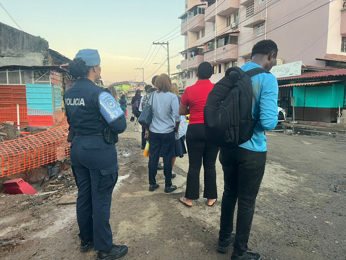 policiadepanama's tweet photo. #ElChorrillo | Mantenemos el dispositivo de #ParadasSeguras, garantizando la tranquilidad de los residentes y moradores del sector. https://t.co/YzKgr8ETTj