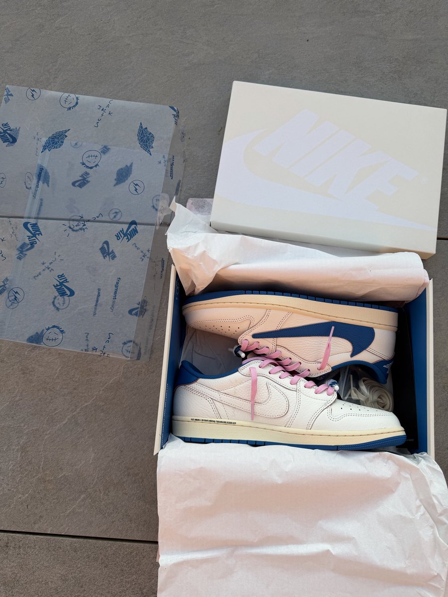 loan_dph's tweet photo. J1 Travis X Fragment 🔵🍬

Avec les lacets rose 🤩 

@hchb_nc @Sneakerologue https://t.co/CjDfVgPdor