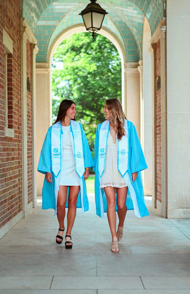 Emily_Sobecki's tweet photo. This is your sign to get graduation photos with your best friend 🎓 https://t.co/ODbRJFIc7R