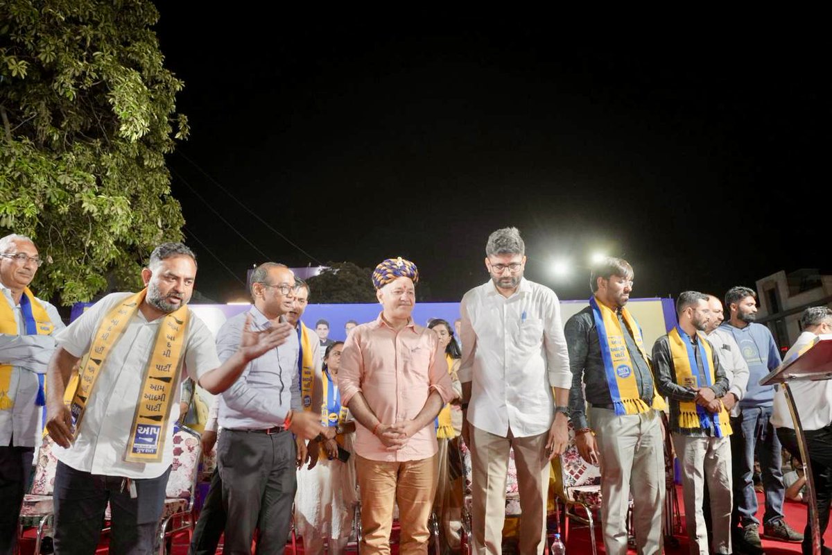 सूरत के कतारगाम में देर रात तक चली जनसभा…
लोगों ने बताया कि भाजपा वालों का अहंकार इतना बढ़ गया है कि वो गवर्नेंस या डेवलपमेंट के नाम पर वोट नहीं माँग रहे… भाजपा वोट माँग रही है धमकियों के दम पर… वोट नहीं दिया तो तुम्हारी कॉलोनी गिरा देंगे… तुम्हारी सड़क नहीं बनेगी… तुम्हारी
