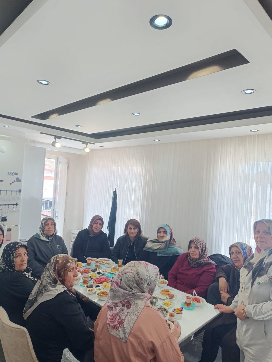 vantusbakadin's tweet photo. Yönetim kurulu üyesi Siyasi ve Hukuki İşler Birim Başkanımız @ozlemtarhannn 'ın tedavi gören kayınvalidesine geçmiş olsun ziyaretinde bulunduk. Acil şifalar diliyoruz.
@tugbaisikercan 
@zerrin_arslan 
@zerrin_alpaslan 
@umitkanan72 
@TurkGunduz 
@mithat_icglc https://t.co/lsWKNrjOX3