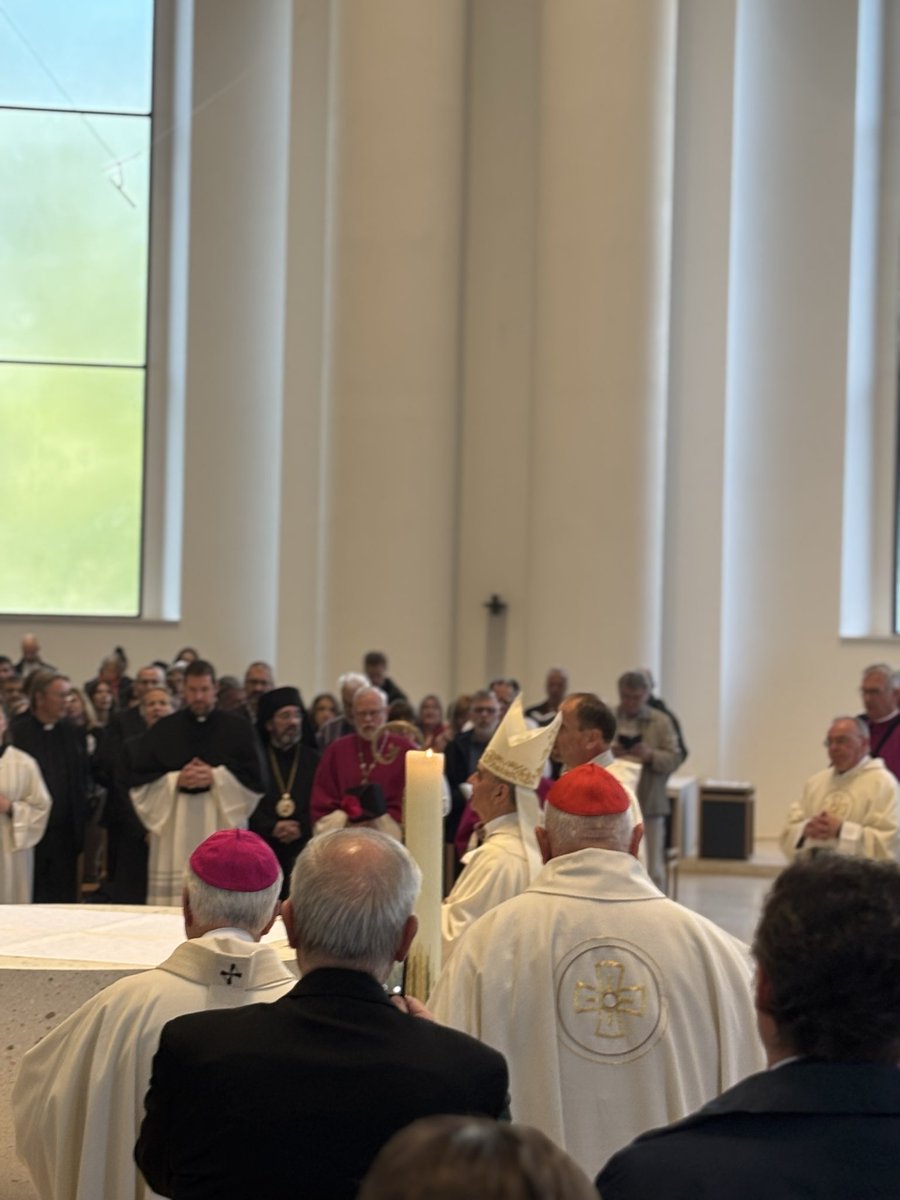 Danas je u #Berlin katedrali slavljena oproštajna Sveta misa apostolskog nuncija u SR Njemačkoj, nadbiskupa Nikole Eterovića. 

Nadbiskup #Eterović vraća se u rodna Pučišća, nakon što je podnio odreknuće od službe apostolskog nuncija u Njemačkoj zbog navršenih 75 godina života