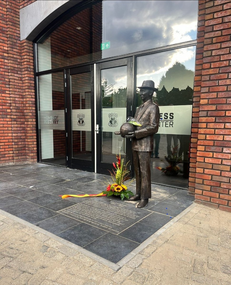 Voor de ingang van het perscentrum/museum van de Adelaarshorst staat een standbeeld van Han Hollander. Bij de 4 mei dodenherdenking is het een onderdeel van onze bloemenlegging. #kowet #4mei