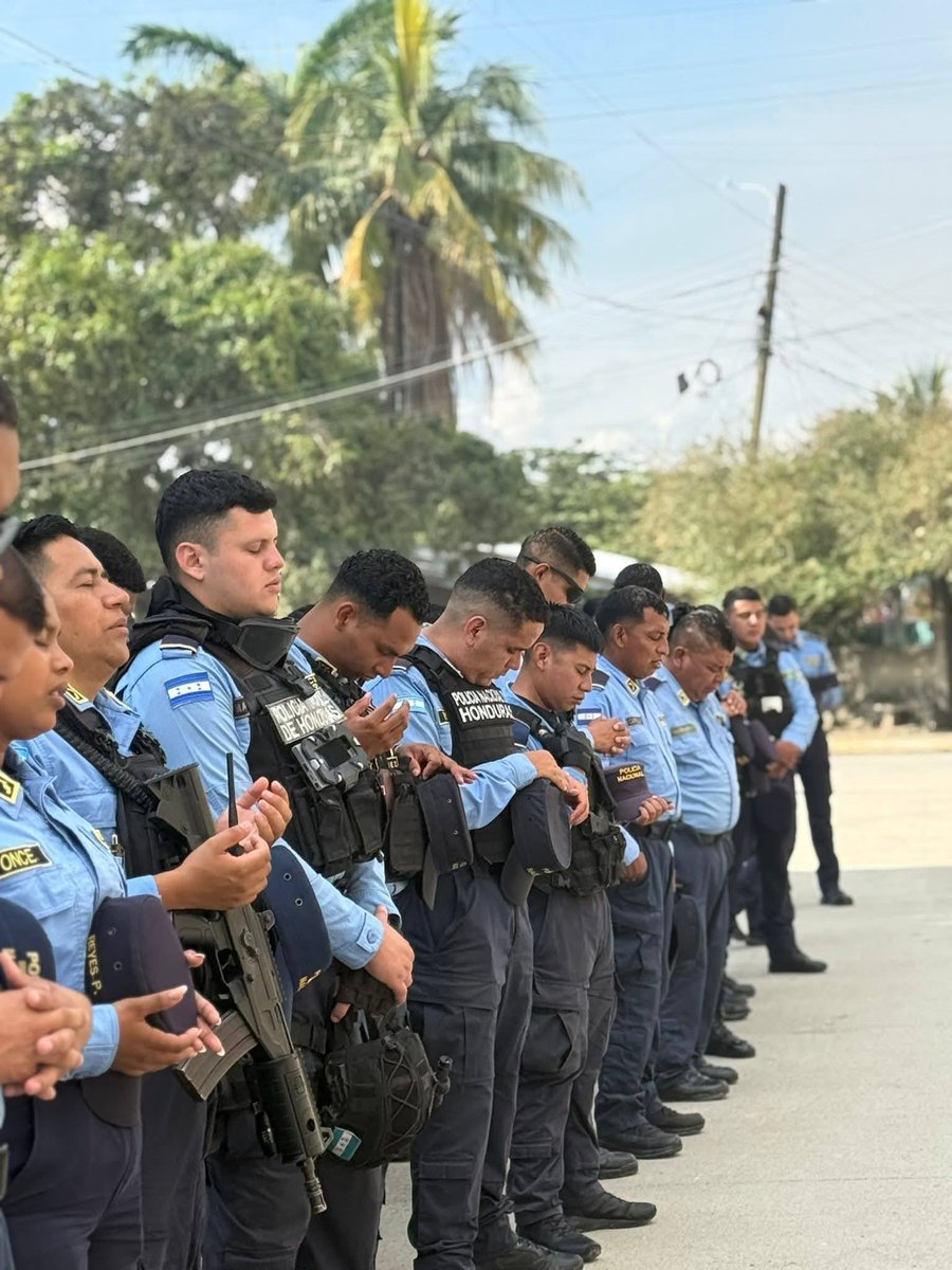 📷 FE Y COMPROMISO EN LA UMEP N.° 8
Porque el servicio a la comunidad comienza con un corazón dispuesto. 
Nuestros agentes participaron en una jornada de oración para agradecer y poner en manos de Dios su protección
Danos, Señor, la sabiduría para guiar y la fuerza para proteger
