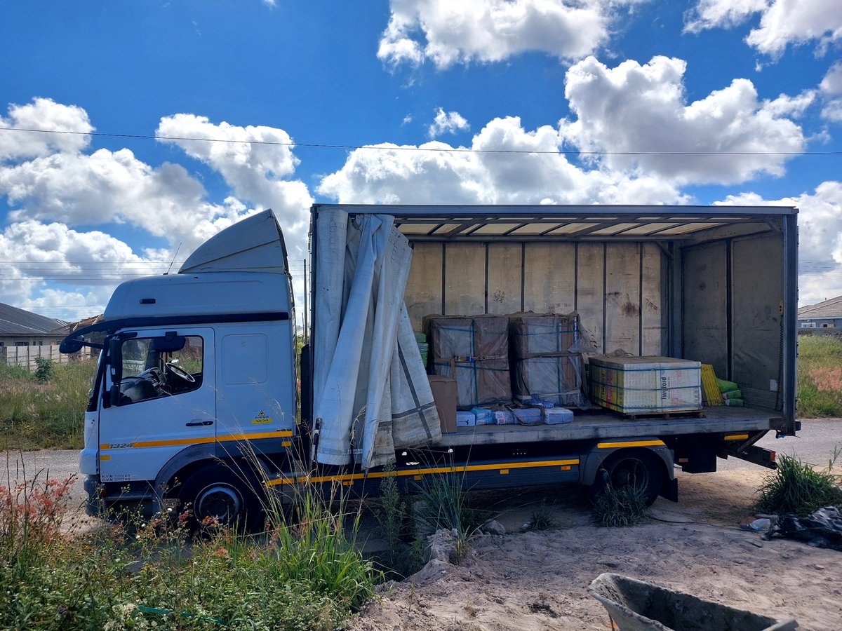 RavernTransport's tweet image. Looking for something that actually stays for the long haul? 🚛
​Unlike a Chelsea manager’s contract, Ravern Transport is committed to the full journey. We don't do 'interim' service—just reliable delivery from A to B. 🏁⚽ #CFC #LogisticsLife #Zimbabwe"