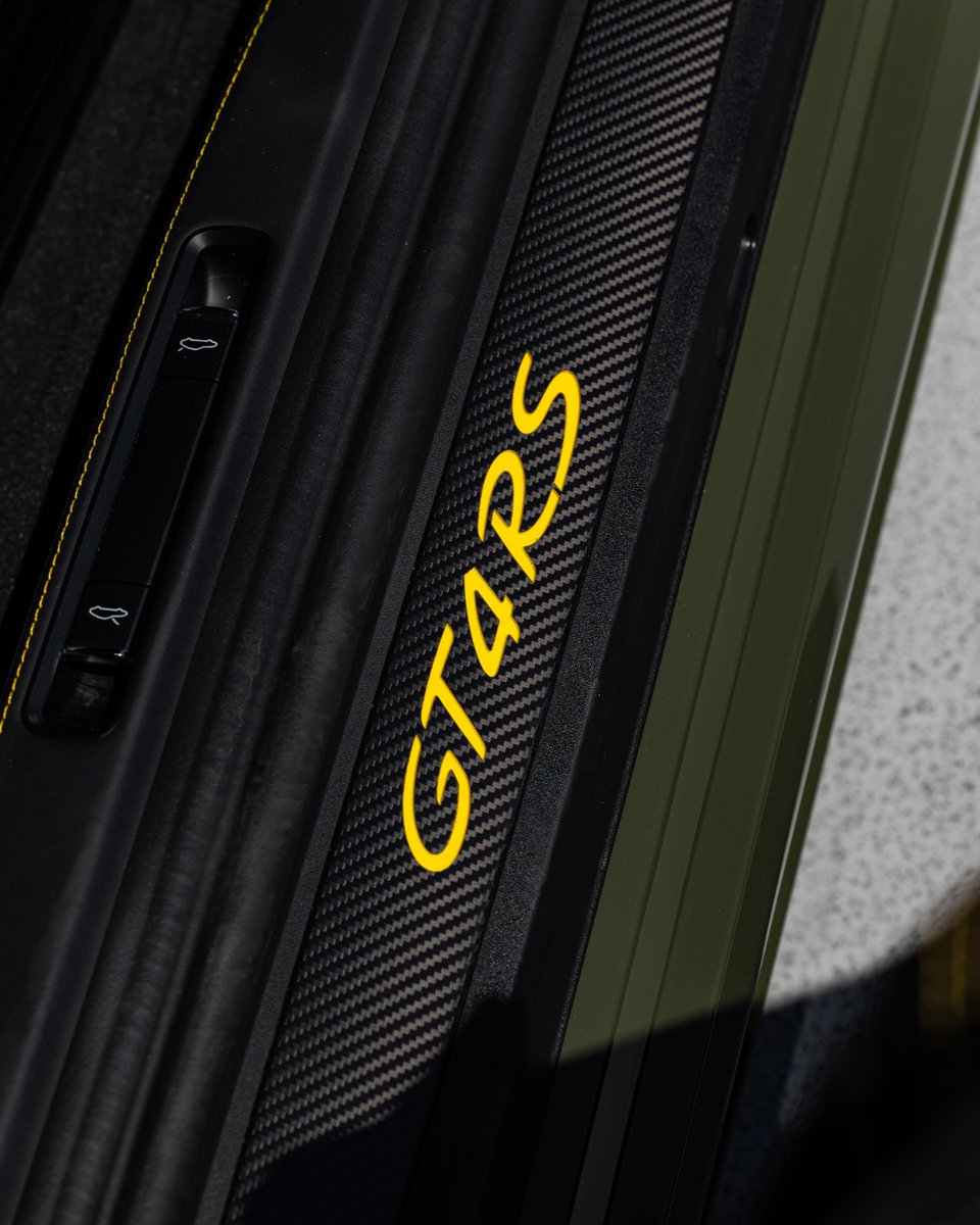 PorscheRiversid's tweet image. It's all in the details. The 718 Cayman GT4RS in Nato Olive Green. 🤩
#porscheriverside #riversideporsche #porscheusa #porschedealer #porscheexperience #riverside #inlandempire #porschelife #luxurycars #performance #porschelove #porscheclub #porsche #porscheturbo