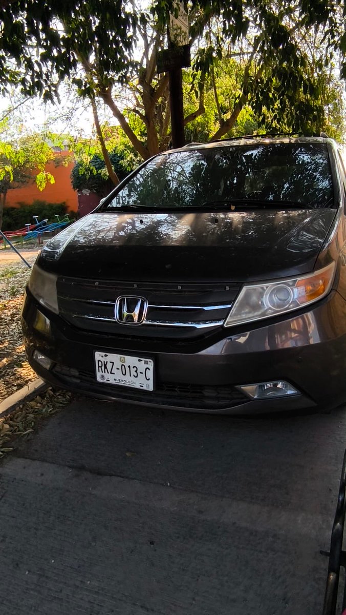 2107Oaz's tweet photo. Buenas tardes @JaliscoVial , por este medio se puede solicitar una grúa ? Esta camioneta tiene un mes que la dejaron aquí y no es de ningún vecino, está en propiedad privada y no sale su dueño. https://t.co/yYZOwcukN9