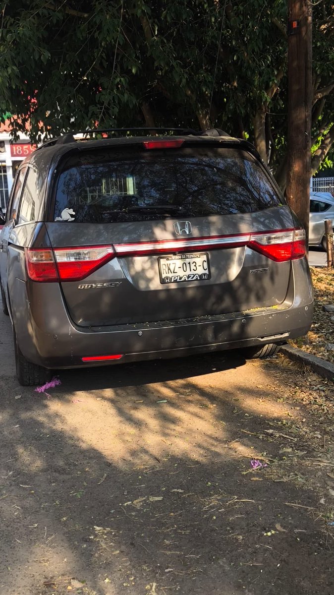 2107Oaz's tweet photo. Buenas tardes @JaliscoVial , por este medio se puede solicitar una grúa ? Esta camioneta tiene un mes que la dejaron aquí y no es de ningún vecino, está en propiedad privada y no sale su dueño. https://t.co/yYZOwcukN9