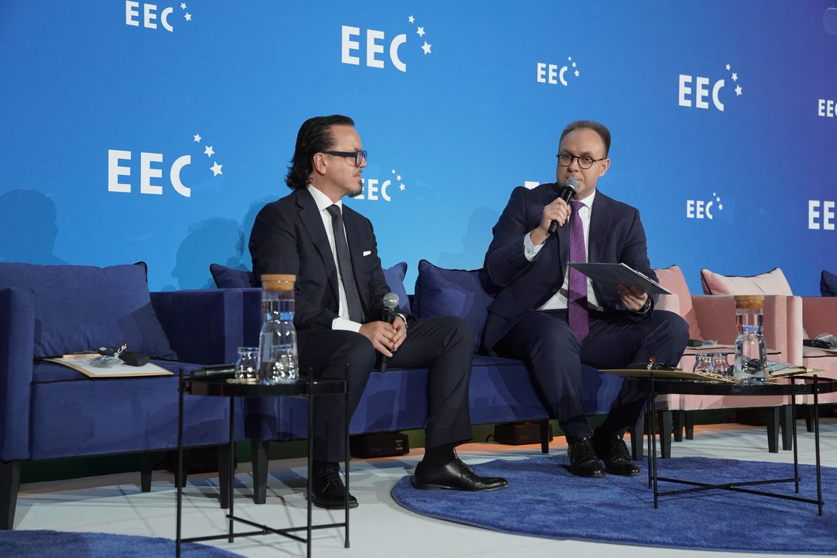 MAPGOVPL's tweet image. 📍Prosto z Katowic 🌐#EEC2026 | 📆22 kwietnia

🔷Minister @wbalczun otworzył panel #LocalContent, podkreślając znaczenie wsparcia krajowych firm w wielkich inwestycjach spółek z udziałem Skarbu Państwa. 

🎯Szef MAP omówił definicję local content oraz zaakcentował rolę