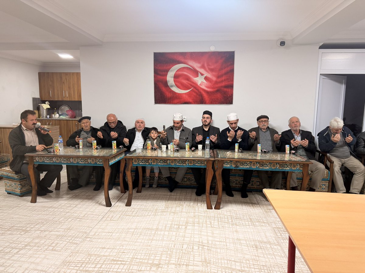 AkPersembe52's tweet photo. 📍 Çaytepe Mahallemizdeyiz

Kutsal topraklara hac ibadetini yerine getirmek üzere yola çıkacak kıymetli hemşehrimiz için düzenlenen Kur’an-ı Kerim programına, İlçe Başkanımız Sayın Kahraman Yalçın ve Belediye Başkanımız Sayın Cihat Albayrak katılım sağladı. https://t.co/rcfnfGnM7r