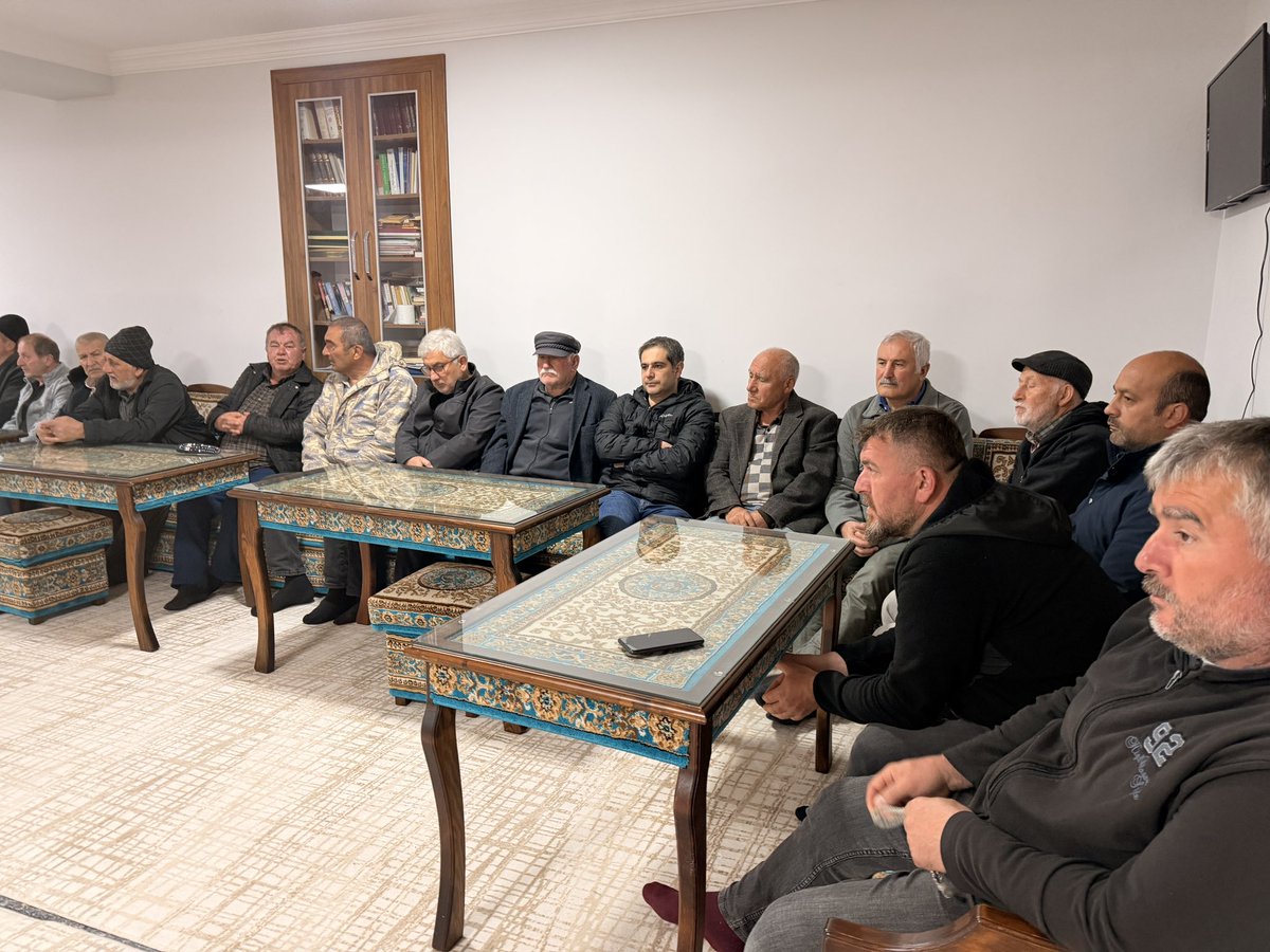 AkPersembe52's tweet photo. 📍 Çaytepe Mahallemizdeyiz

Kutsal topraklara hac ibadetini yerine getirmek üzere yola çıkacak kıymetli hemşehrimiz için düzenlenen Kur’an-ı Kerim programına, İlçe Başkanımız Sayın Kahraman Yalçın ve Belediye Başkanımız Sayın Cihat Albayrak katılım sağladı. https://t.co/rcfnfGnM7r