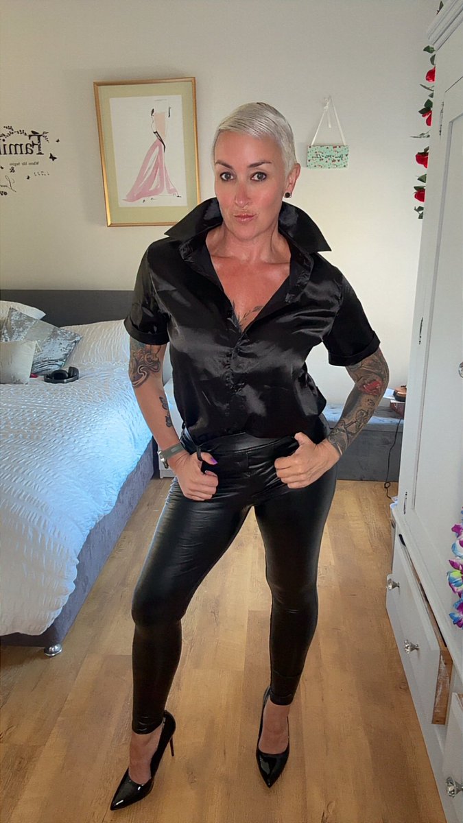 onlylisaindevon's tweet image. Giving of elvis vibes with the collar! #satin #humpday #heels