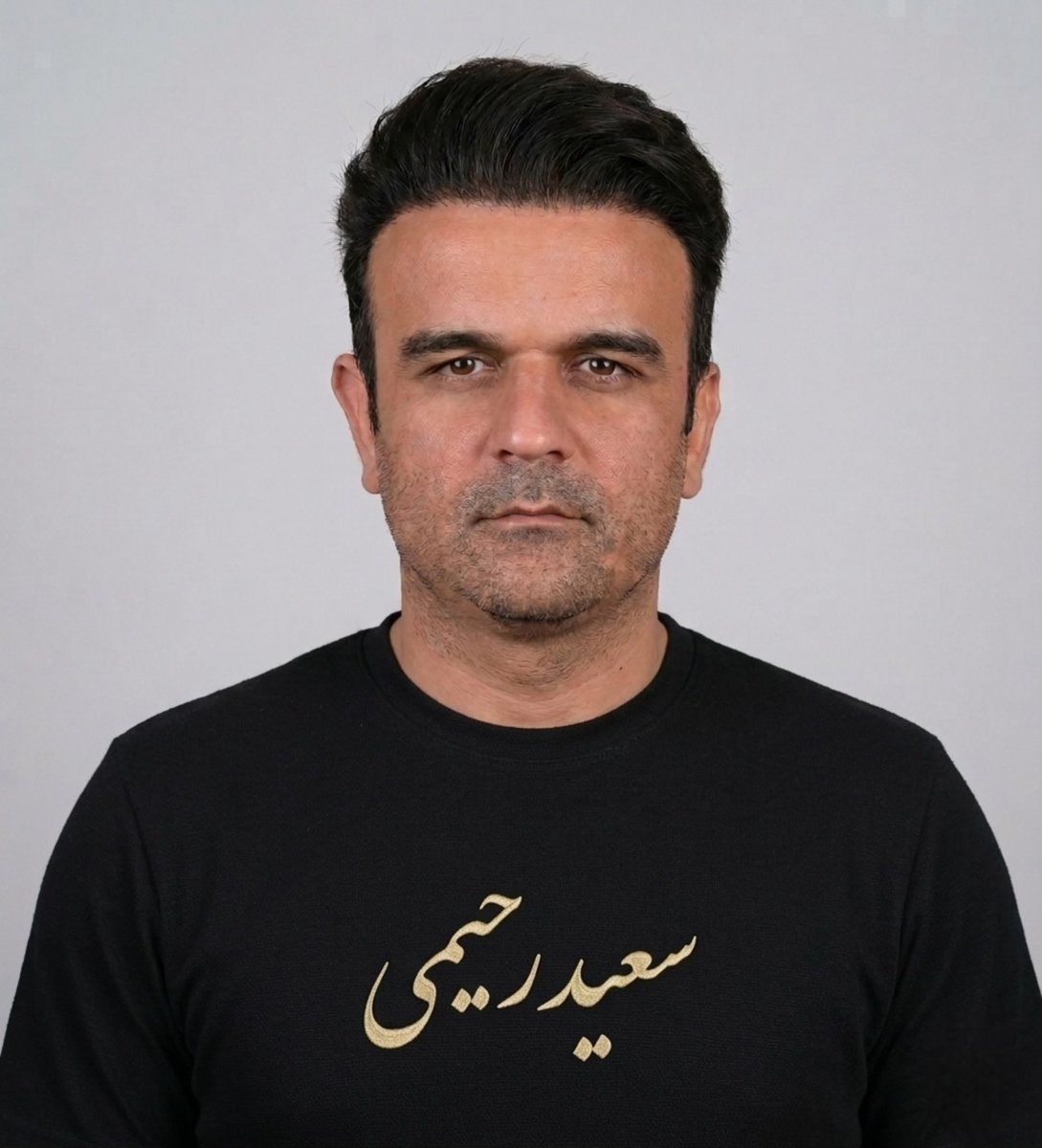 بچه ها میدونم دیر وقته اما خواستم ببینم از بچه های آلمان و برلین کسی هست عکس سعید رو با خودش چاپ کنه ببره در تجمعات؟ 🙏🏻
سعید قبل آسمانی شدنش به خانمش گفته بود که میرم به خاطر ایران و شاهمون شهید بشم و این اتفاق افتاد و خانمش بهم گفت آرش بی سعید شدم اما ای کاش فراموش