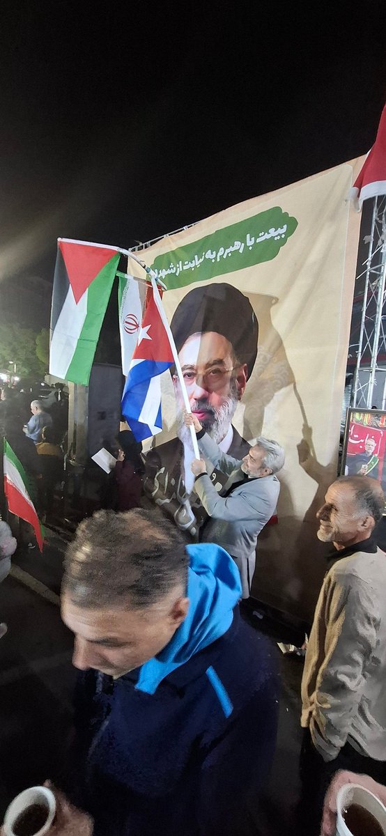 ehsan_meshkin's tweet photo. Irán, hoy, en la plaza Vali Asr.
Nos mantenemos firmes en las calles hasta la caída del s!on!$m.
Vengaremos la sangre inocente de esta bestia satánica. https://t.co/Pgd8BeBU9v