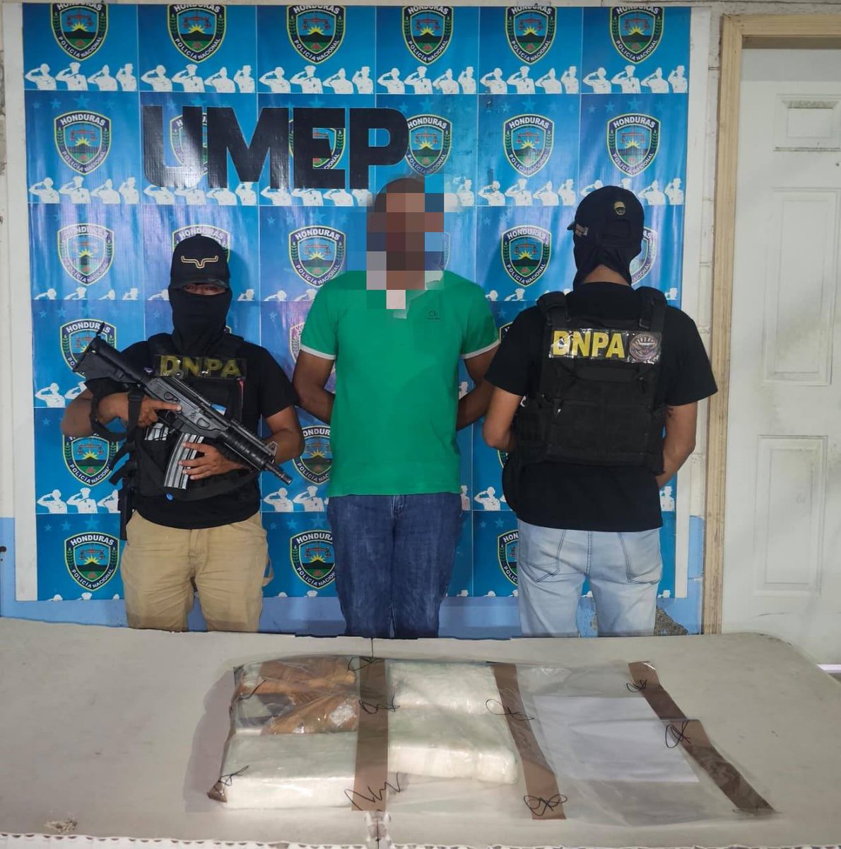 📷 DURO GOLPE AL NARCOTRÁFICO 📷
7 KILOS DE PRESUNTA COCAÍNA DECOMISADOS VALORADOS EN MÁS DE 3.5 MILLONES DE LEMPIRAS EN PÉRDIDAS PARA ESTRUCTURAS CRIMINALES.
LOS OPERATIVOS SE REALIZARON EN LA CEIBA Y SANTA BÁRBARA DEJANDO UN DETENIDO POR TRÁFICO DE DROGA AGRAVADO.