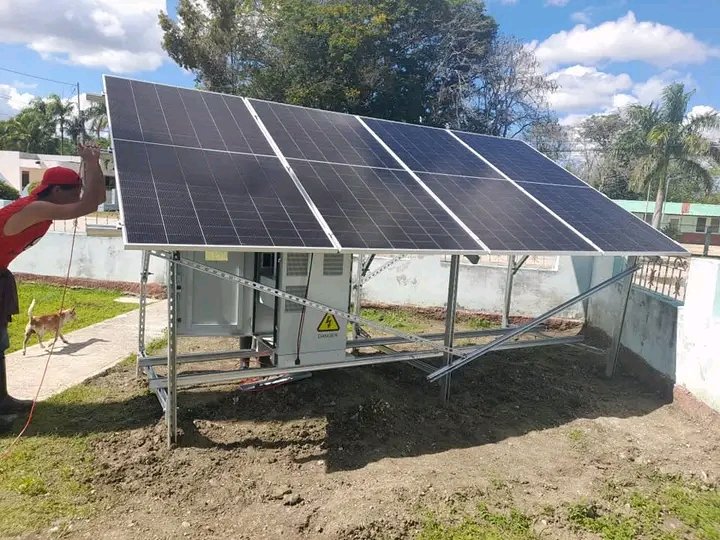 Hoy quedó instalado un panel solar en el consultorio “1ro de Abril”, ubicado en la zona de Cauto Embarcadero, mundo Río Cauto.
Sabemos que existen carencias, pero el país continúa buscando alternativas sostenibles para garantizar y mejorar la atención al pueblo.  
#CubaPorLaVida