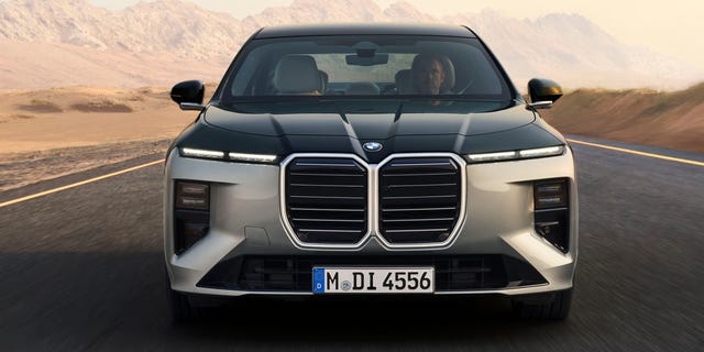 Auto_Revving's tweet image. The 2027 BMW 7 Series features a major mid-cycle refresh, adopting "Neue Klasse" tech and styling. This update introduces a "monolithic" exterior and a redesigned interior, moving past the minor changes of the 2026 model.
#BMW #BMW7Series #PHEV #EV