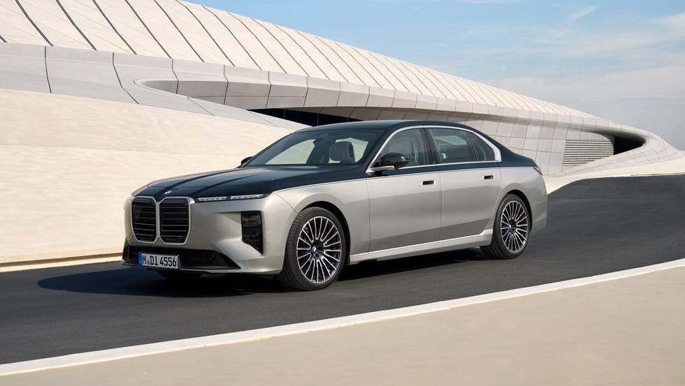 Auto_Revving's tweet image. The 2027 BMW 7 Series features a major mid-cycle refresh, adopting "Neue Klasse" tech and styling. This update introduces a "monolithic" exterior and a redesigned interior, moving past the minor changes of the 2026 model.
#BMW #BMW7Series #PHEV #EV