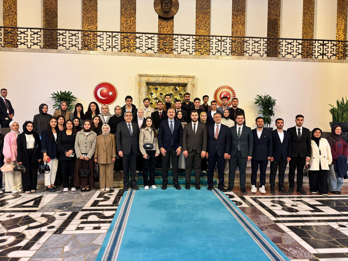 abdulhamitgul's tweet photo. Gaziantep'imizde üniversite öğrenimlerini sürdüren genç arkadaşlarımızla Gazi Meclisimizde bir aradayız.

Genç arkadaşlarımızın fikirlerini ve görüşlerini çok kıymetli buluyoruz.
Toplumsal meselelere ve yarınlarımıza dair ortaya koydukları vizyon çok değerli.

Gaziantep ÜNİAK ailesine ve her bir arkadaşıma teşekkür ediyor, başarılarının devamını diliyorum.
