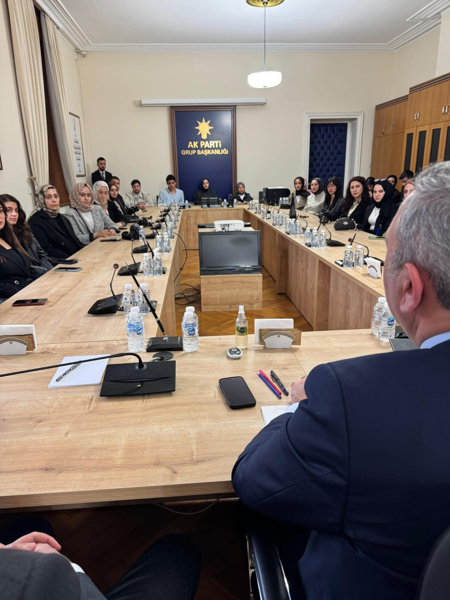 abdulhamitgul's tweet photo. Gaziantep'imizde üniversite öğrenimlerini sürdüren genç arkadaşlarımızla Gazi Meclisimizde bir aradayız.

Genç arkadaşlarımızın fikirlerini ve görüşlerini çok kıymetli buluyoruz.
Toplumsal meselelere ve yarınlarımıza dair ortaya koydukları vizyon çok değerli.

Gaziantep ÜNİAK ailesine ve her bir arkadaşıma teşekkür ediyor, başarılarının devamını diliyorum.