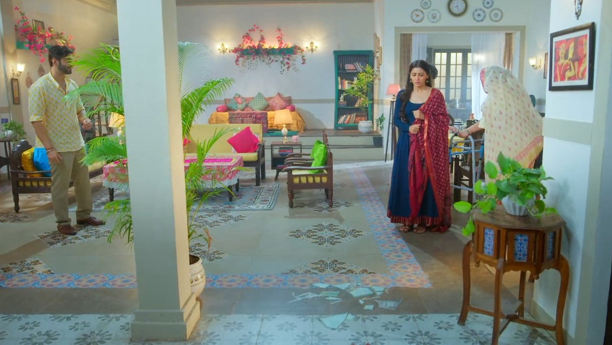 How no one of her family noticed how she was sweating and afraid that she didn't even utter a word when they asked what happened 💔

#SritiJha #TumDenaSaathMera #TDSM