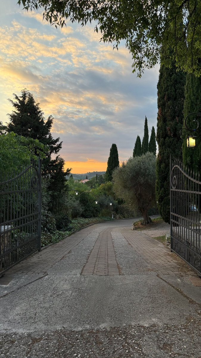 lalla8881's tweet photo. Con questo tramonto buona serata a te @Ven3to #ddm ❤️🌛 https://t.co/SLzkPAFrFt