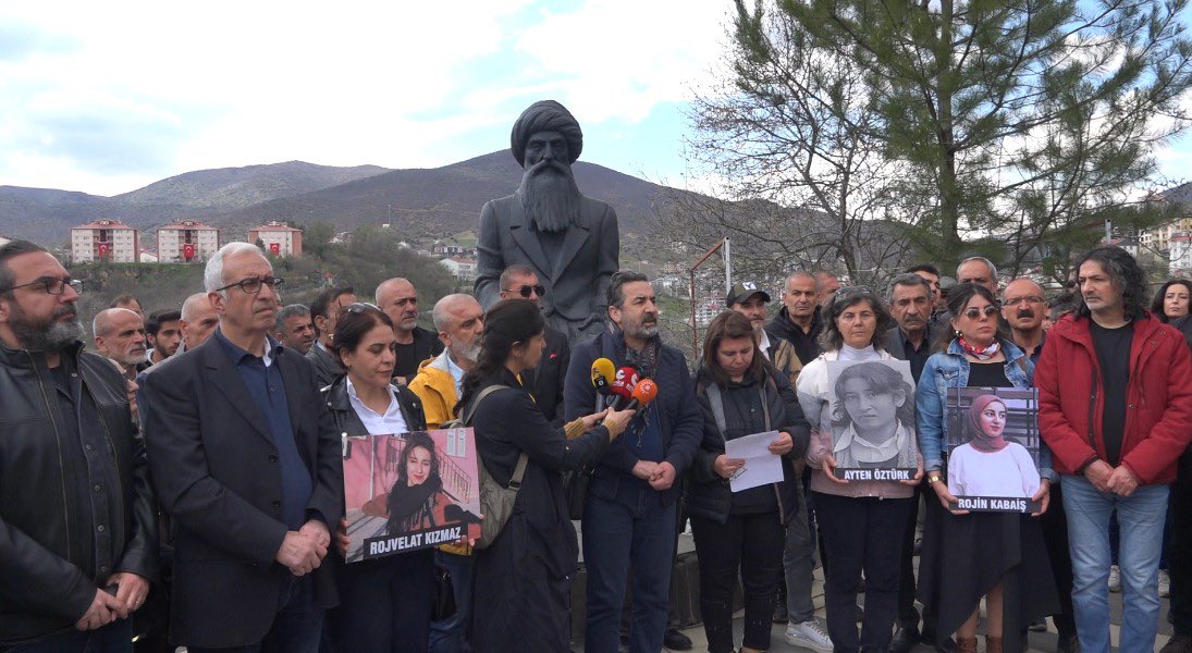 Kim bilir kaç Gülistan'a kıyıldı? dersimekspres.com/haber/kim-bili… 78’liler kuşağının onlarca muhalif gencine,devletin resmi binalarında işkence edilmiş ve parçalanmış cesetleri ailelerine verilmişti.Bu durum 80 darbesini takip eden yıllarda adeta bir rutindi
 köyler, mezralar yakılmıştı