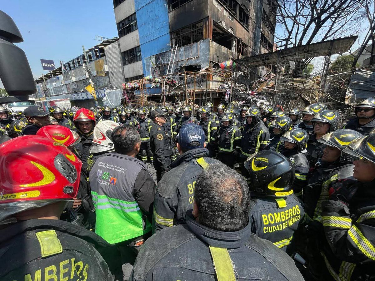 evelyn_parraA's tweet photo. Mi reconocimiento y agradecimiento a todas las instituciones que actuaron con compromiso y valentía para atender esta emergencia en #VCarranza.
A la #SSC, Policía de la Ciudad de México, #PolicíaDeTránsito, #ComandoVC, Fiscalía, Protección Civil, Cruz Roja Mexicana, #ERUM 🚒 https://t.co/QXKPjd70QO