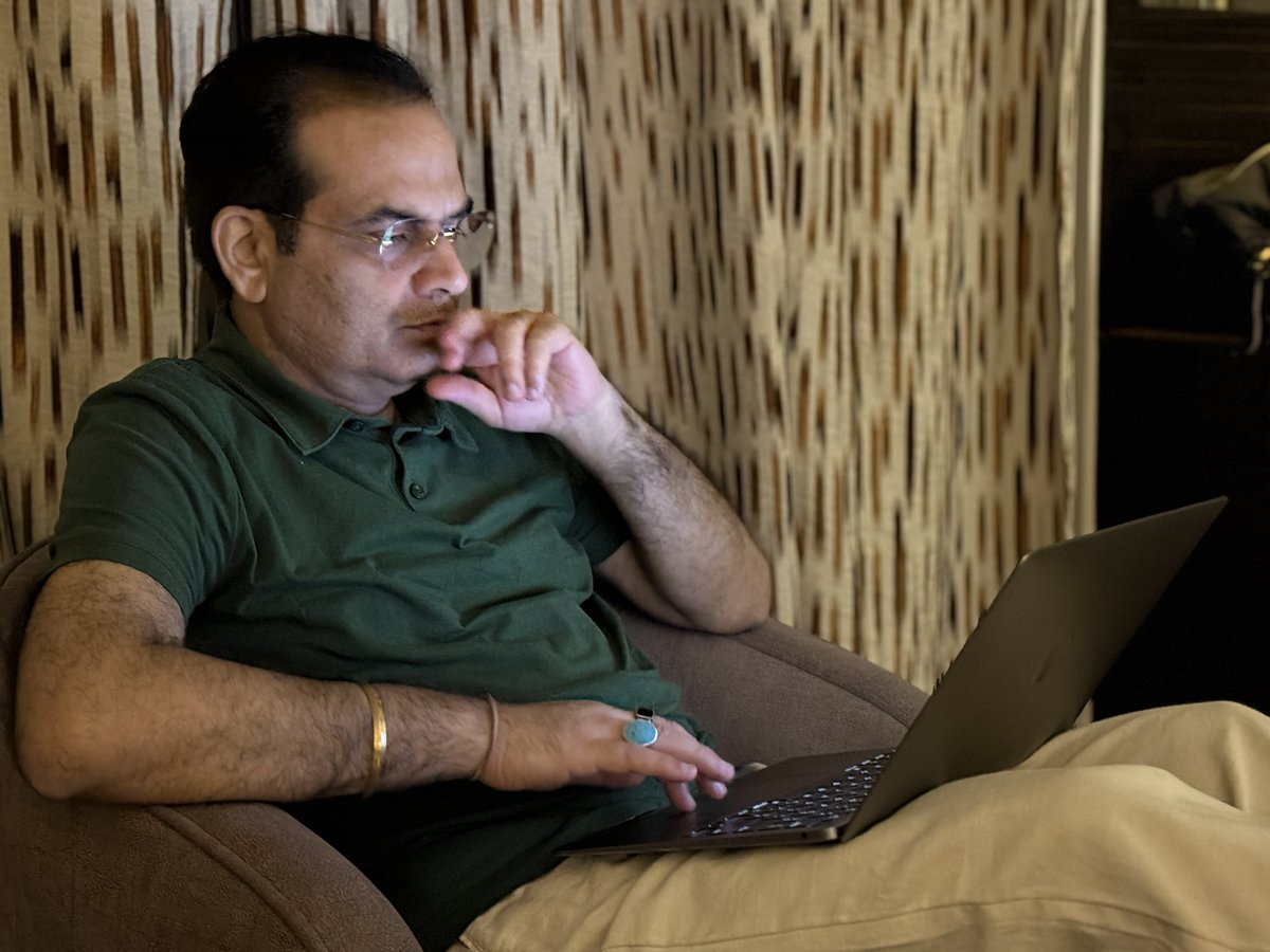 harshktweets's tweet image. EVM हैकिंग की ऑनलाइन ट्यूटोरियल देख रहा हूं। हैकिंग सिखाने वाले यूट्यूबर का नाम सौरभ भारद्वाज है।

#westbengal #elections