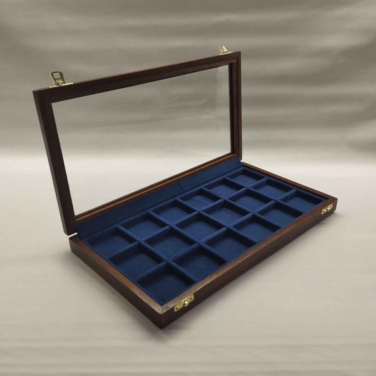 CoinsandMoreIT's tweet image. Elegant handcrafted box 🇮🇹
18 slots (50×50 mm) with velvet lining &amp;amp; glass lid.
Perfect for coins, medals, or precious items.
No solvents. Fully handmade.
🔗 coinsandmore.it
#numismatics #collectibles #handcrafted #displaybox #madeinitaly coinsandmore.it/prodotto/elega…