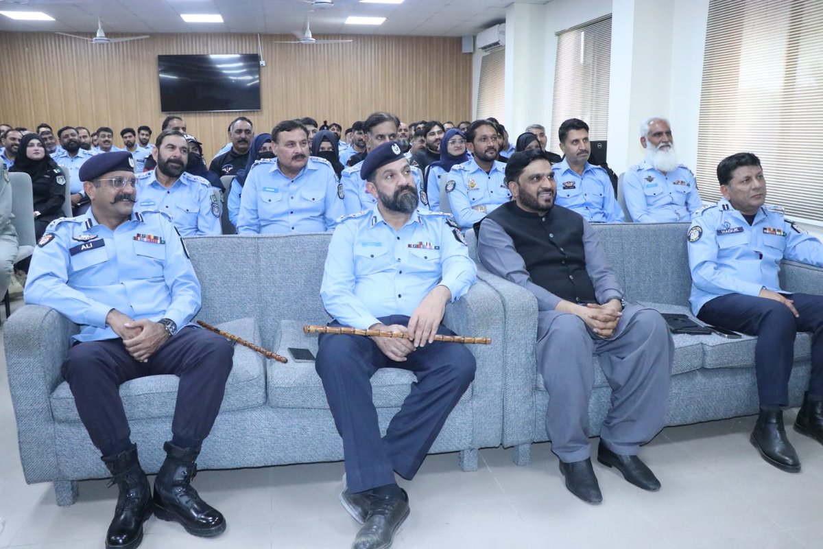 ZaryabAhmad09's tweet photo. اسلام آباد پولیس کا مقصد صرف سیکیورٹی نہیں بلکہ ایک ایسی پروفیشنل فورس بنانا ہے جو عوام کے اعتماد پر پورا اترے اور ہر چیلنج کا مقابلہ کر سکے۔🩵✨
#IslamabadTalk2 #ProfessionalPolice #ICTP @ICT_Police #CapitalPeacePulse @asmashirazi https://t.co/keILRgdDoP